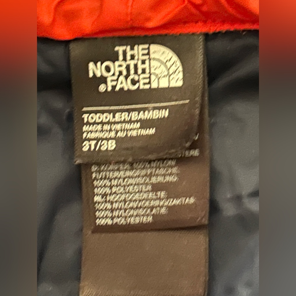 The North Face boys' lightweight quilted puffer coat with a hood Size 3T. - Picture 5 of 7